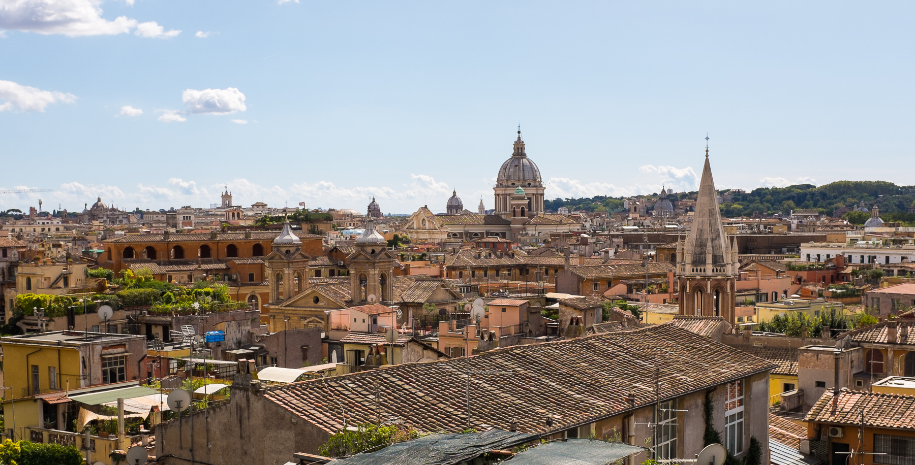 Panorama sur les toits de Rome entre la place d'Espagne