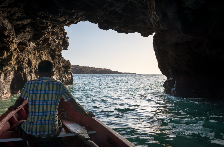 Sortie en barque à la Grotte d'Aguas Belas depuis le village de Ribeira da Barca sur l'île de Santiago