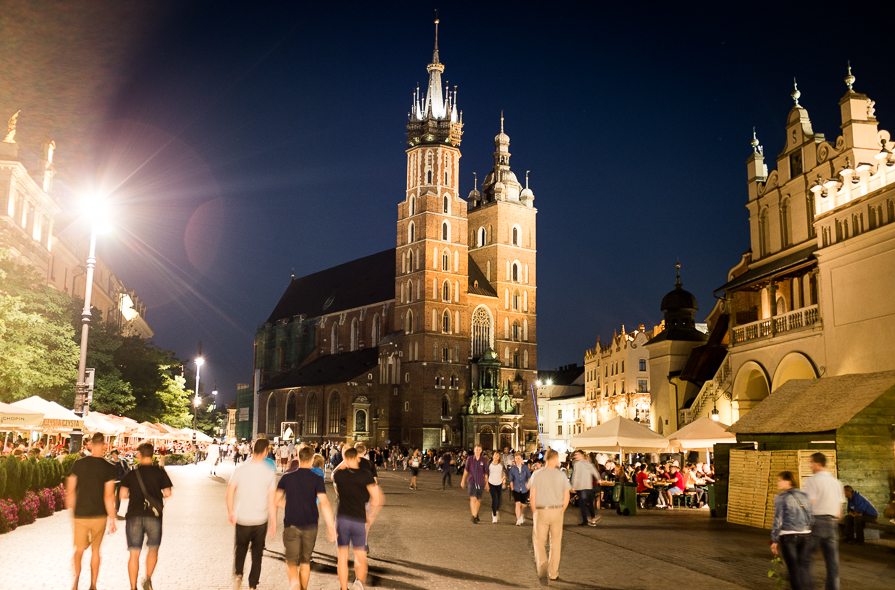 La basilique Sainte-Marie de Cracovie de nuit
